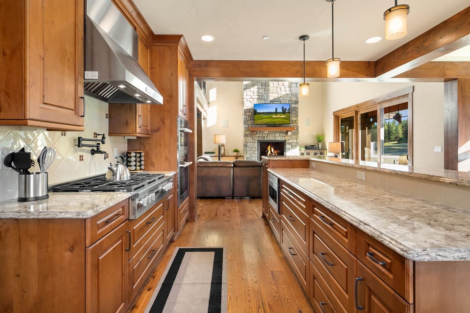 Swiftwater Lodge - Granite kitchen with high-end stainless appliances.