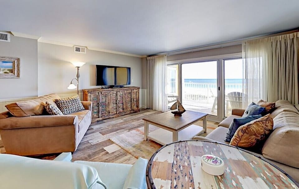 Large family room overlooking the Gulf of Mexico! 58” smart flat screen & Wi-Fi 