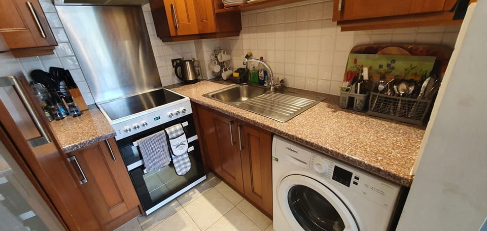 Kitchen area with oven, grill, ceramic hobs, washing machine