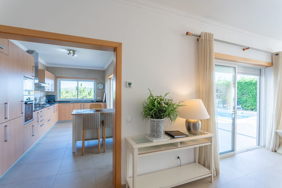Bright open-plan living room with console table — Villa del Rey VII, luxury holiday villa in Óbidos