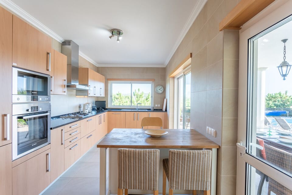 Modern kitchen with island and sea views — Villa del Rey VII, holiday villa in Óbidos
