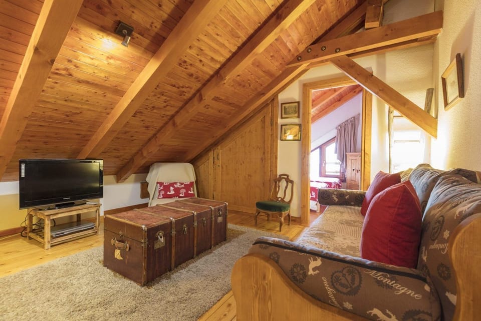 Upper lounge area with double sofabed