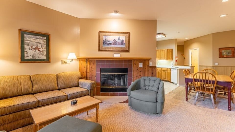 05_Club Wyndham Smugglers' Notch Vermont_living room_7.jpg