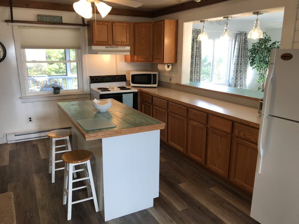 Kitchen with island, kitchen bar for additional dine-in seating. 