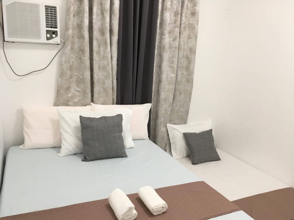 Sleeping arrangement for 3 pax.  1 full double and 1 single pull out.