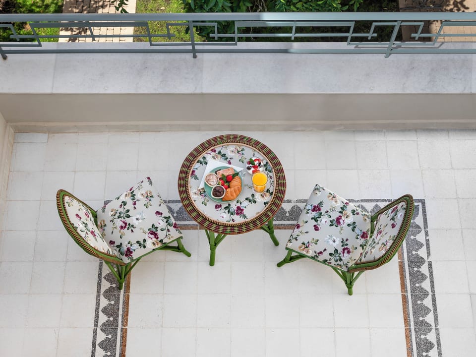 A charming little seating area in the foyer and the two open verandas on the same level, will offer an exclusive spot for a lazy breakfast, sun-bathing or just a relaxing spot.