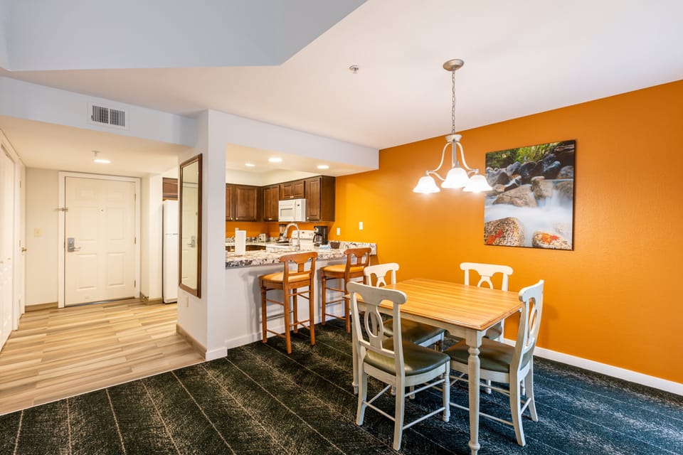 11 south shore 1 bedroom - dining area (2).jpg
