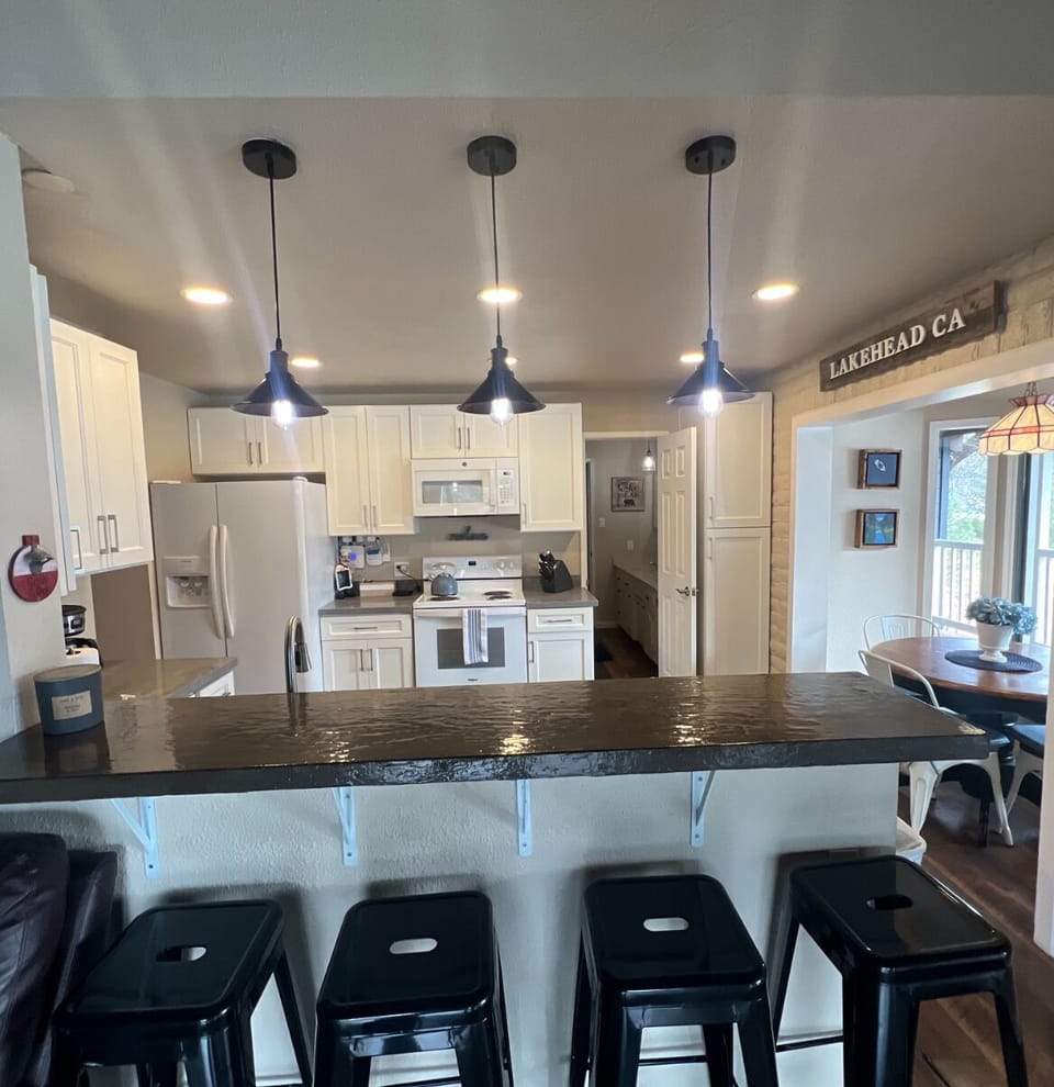 Kitchen & Sitting Bar