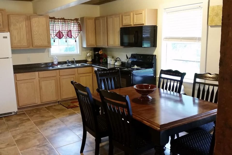 Dining area in a full kitchen