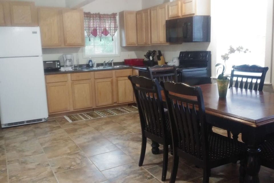 Dining area in the full kitchen