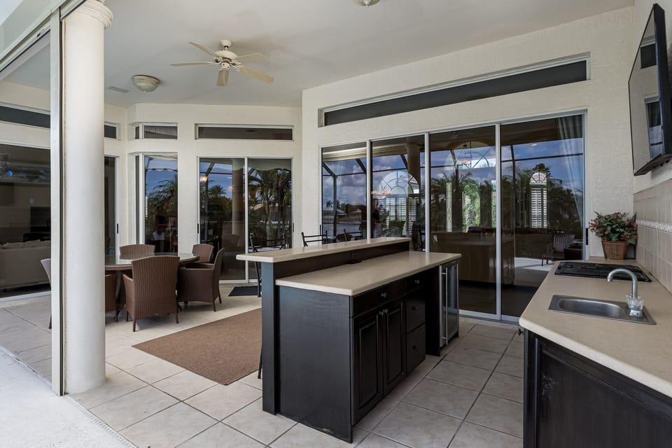Outdoor lanai w bar and dining table