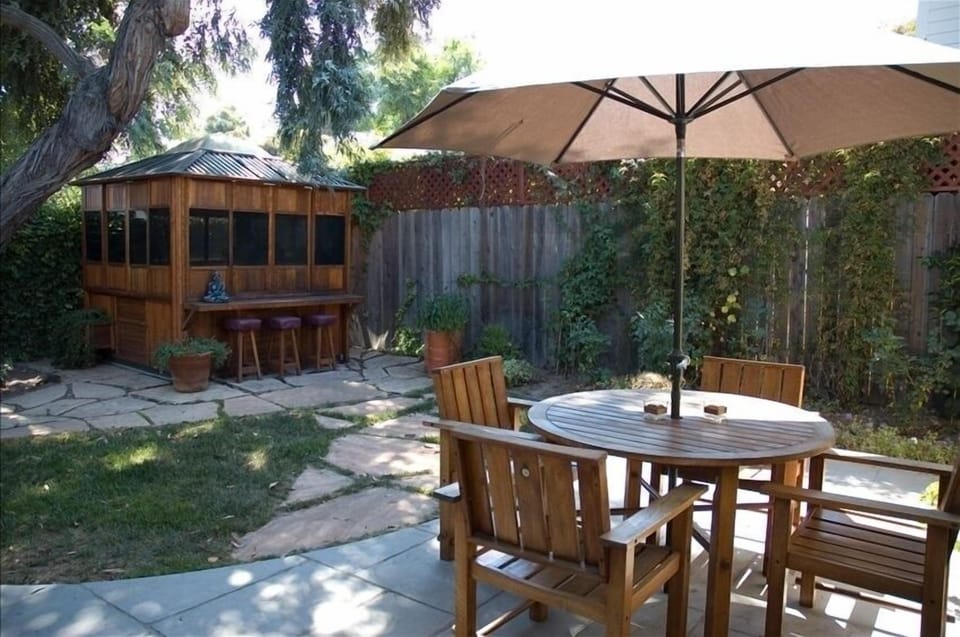 Enjoy a barbecue and an outdoor meal