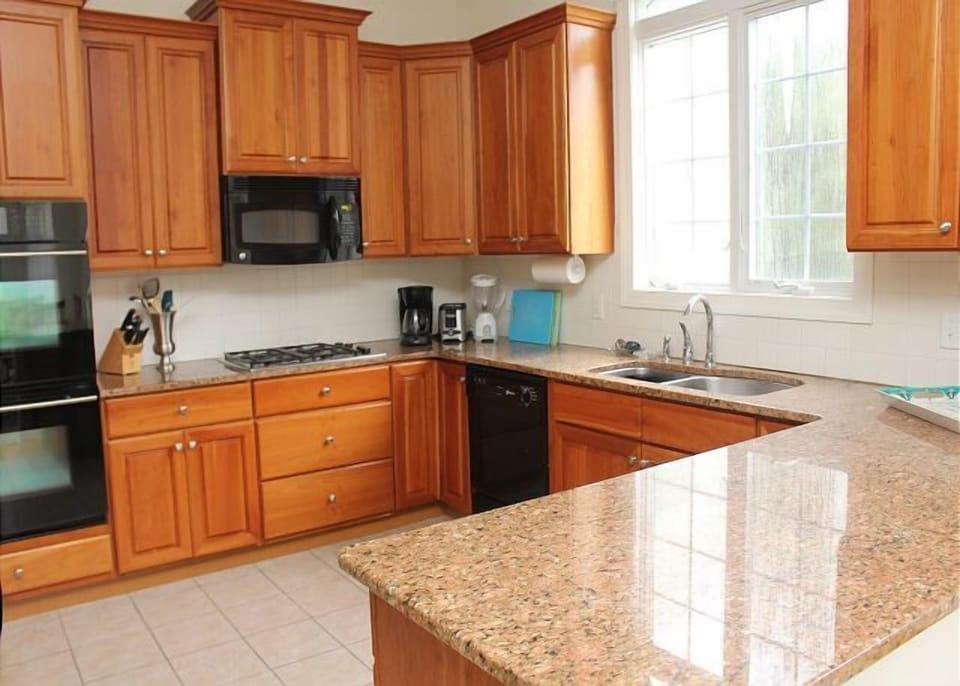 Kitchen with Double Oven, Microwave, Dishwasher, Blender, Coffee Machine...