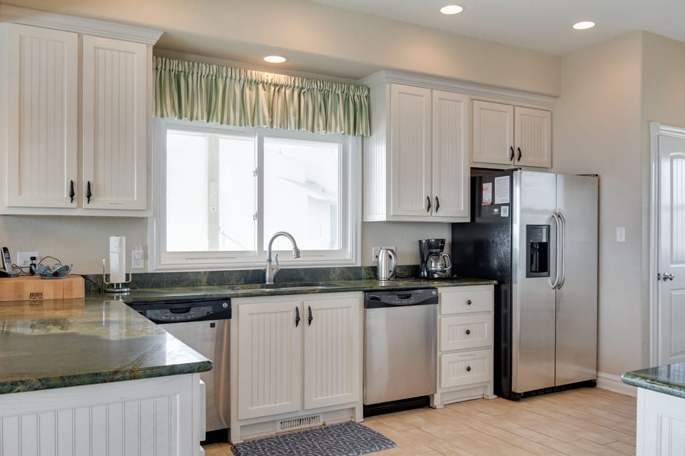 DU613: Point Of View l Mid Level Kitchen