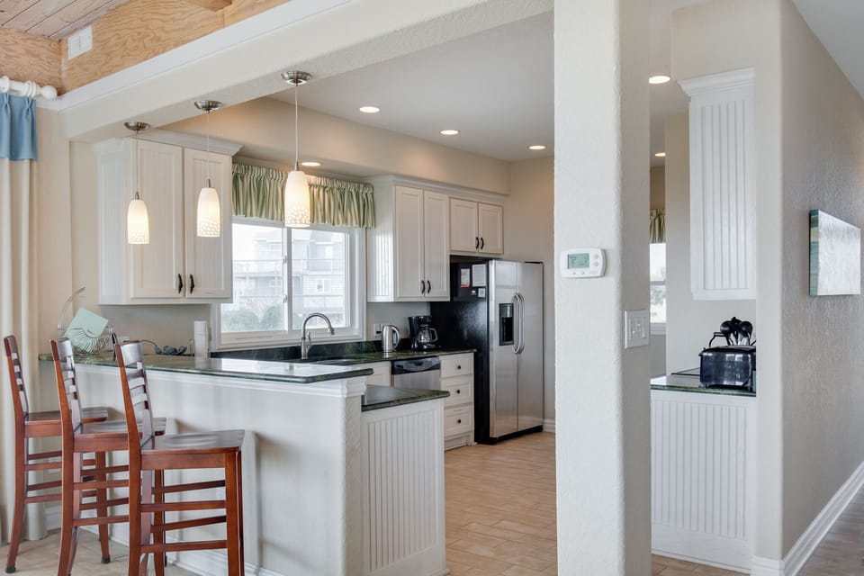 DU613: Point Of View l Mid Level Kitchen
