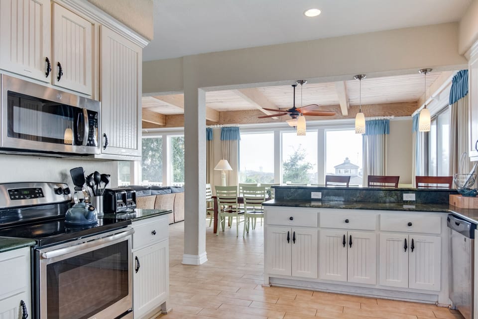 DU613: Point Of View l Mid Level Kitchen