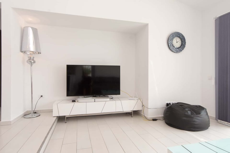 TV in lounge