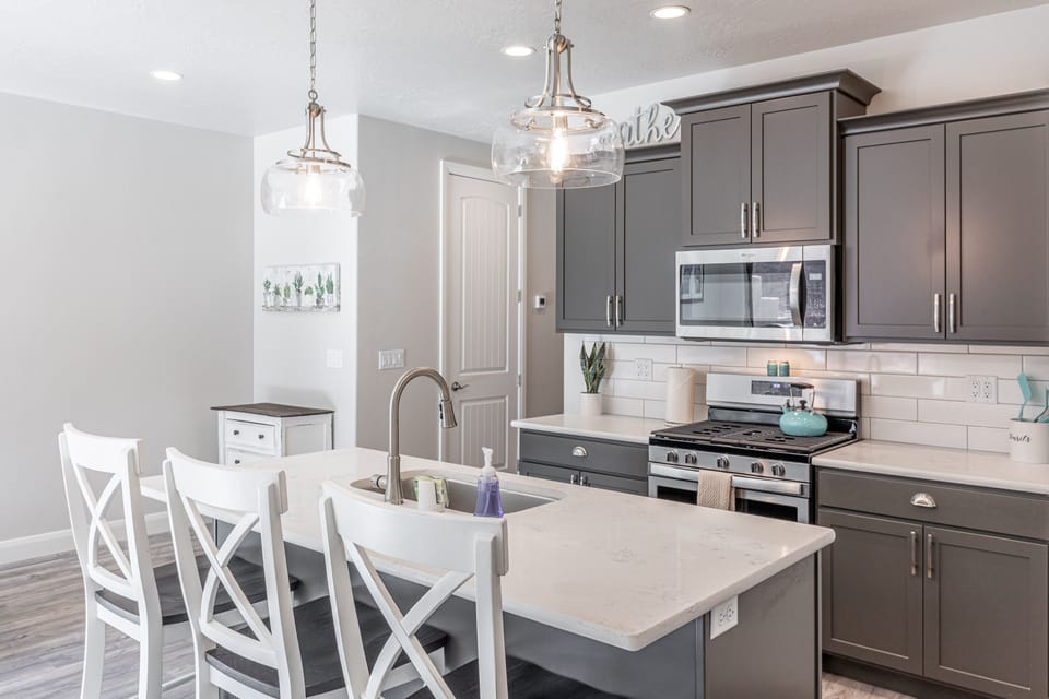Kitchen Side View - This sleek, modern kitchen has all the best upgrades to make cooking a breeze!