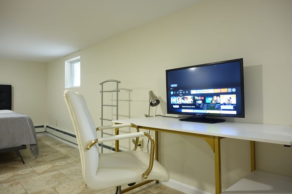 Bedroom with Smart Tv