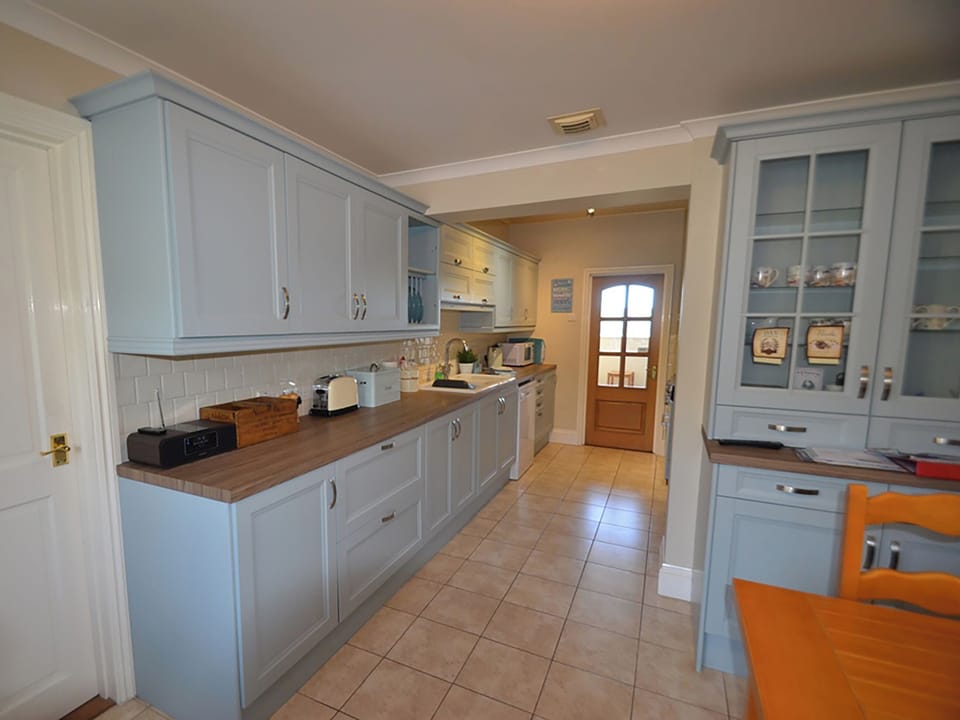 Well equipped kitchen with table and chairs | Riverview, Fowey