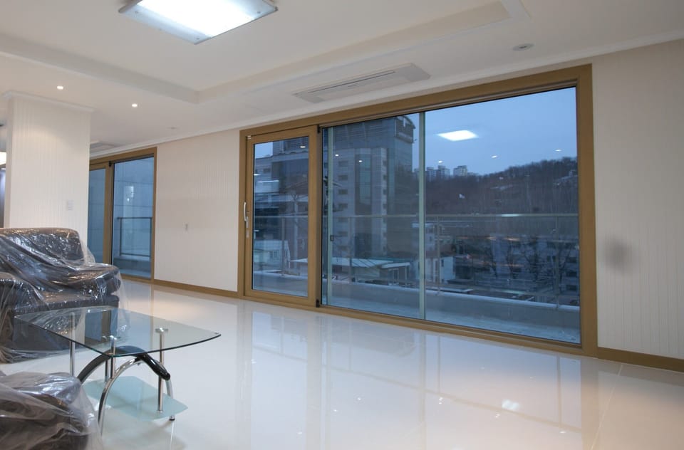 LR has floor to ceiling windows with great view (old phot pre-curtains)
