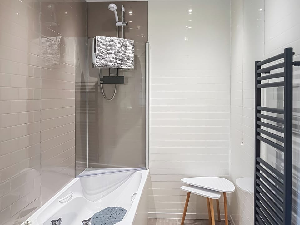 Double bedroom en suite | Beech House - Seangan Lodges & Beech House, Banavie, near Fort William