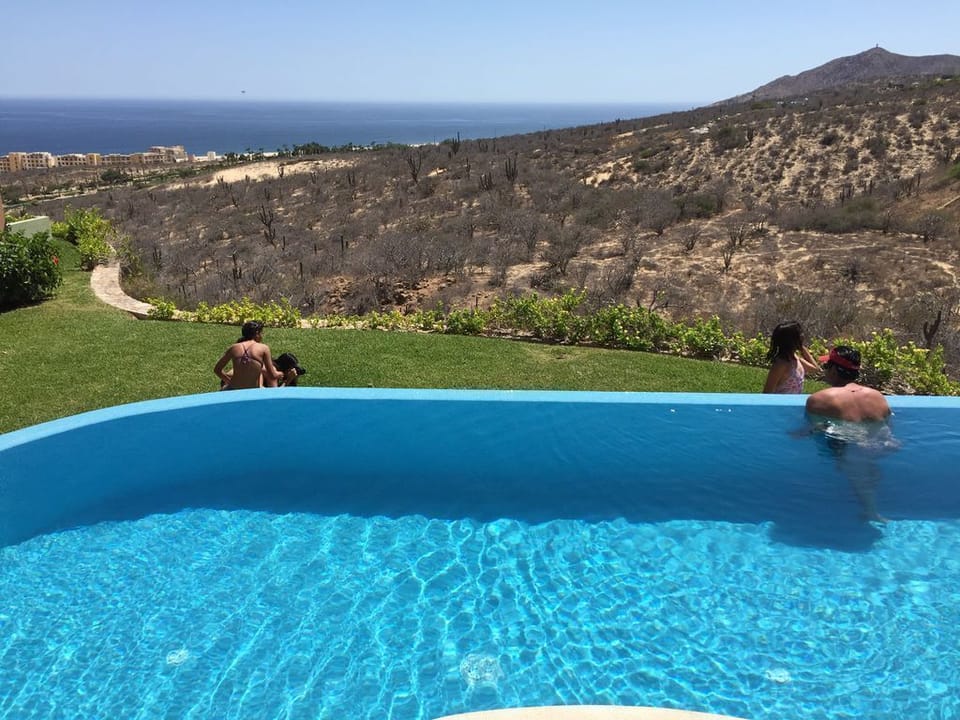 Private zero edge pool