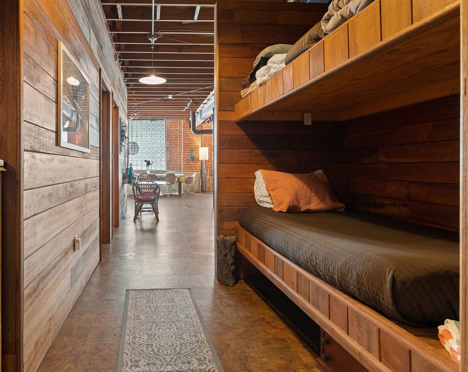 Alcove with Twin Bed