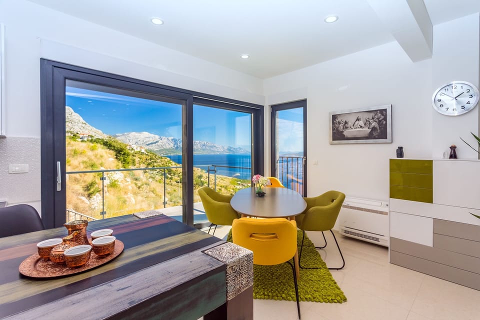 A glass wall on the South and East side offers impressive sea views.