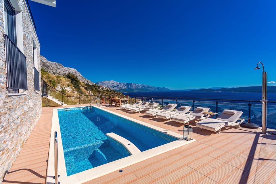 Private 33 sqm swimming pool with massage