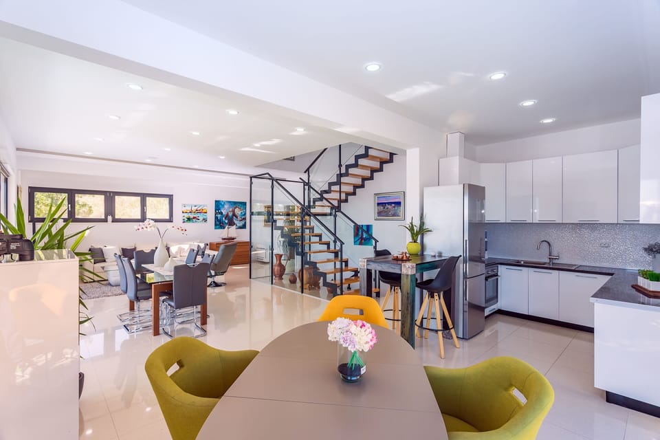 Airconditioned, fully equipped kitchen with dining room is on the middle level.