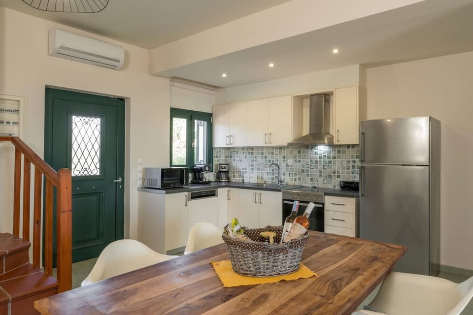 Modern, fully equipped kitchen designed for easy and convenient cooking.