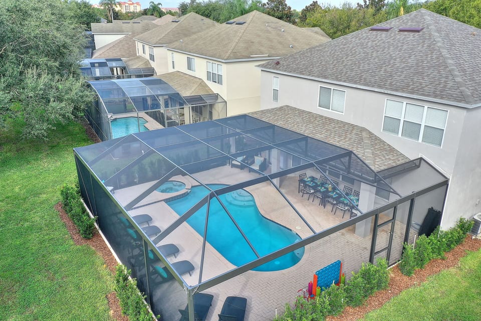 Enjoy quick drive from parks to pool time!