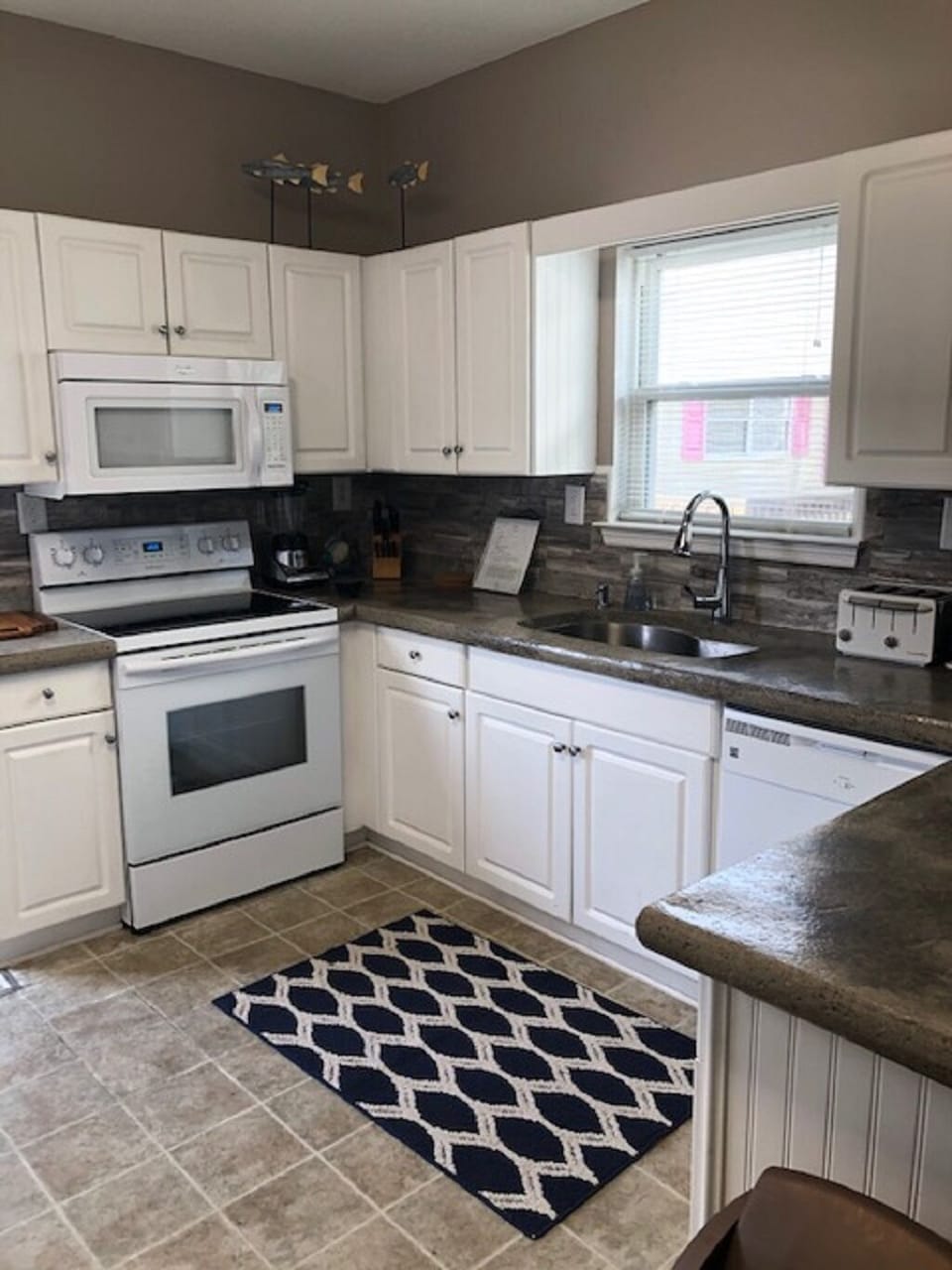 Fully appointed kitchen - all the conveniences of home