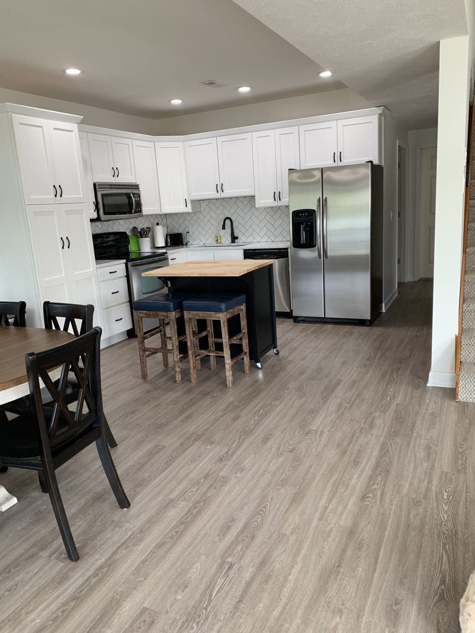 Chic kitchen complete with the basics to help you create you lake meals.  