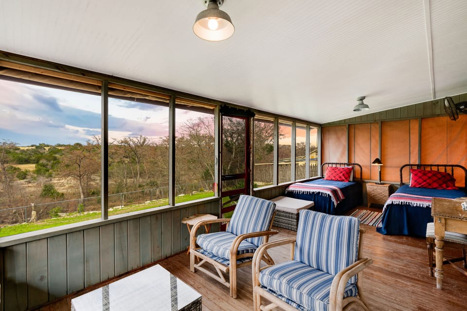 Everyone’s favorite! Screen porch w/views, seating area, 2 twin beds, nature!