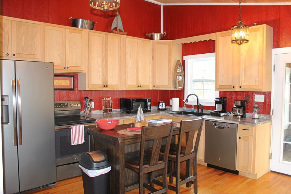 Fully stocked eat-in kitchen. 