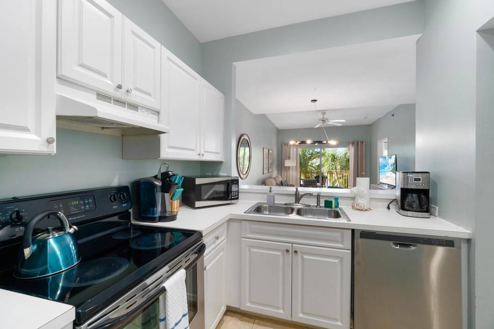 This condo offers both a drip coffee maker and a Keurig.