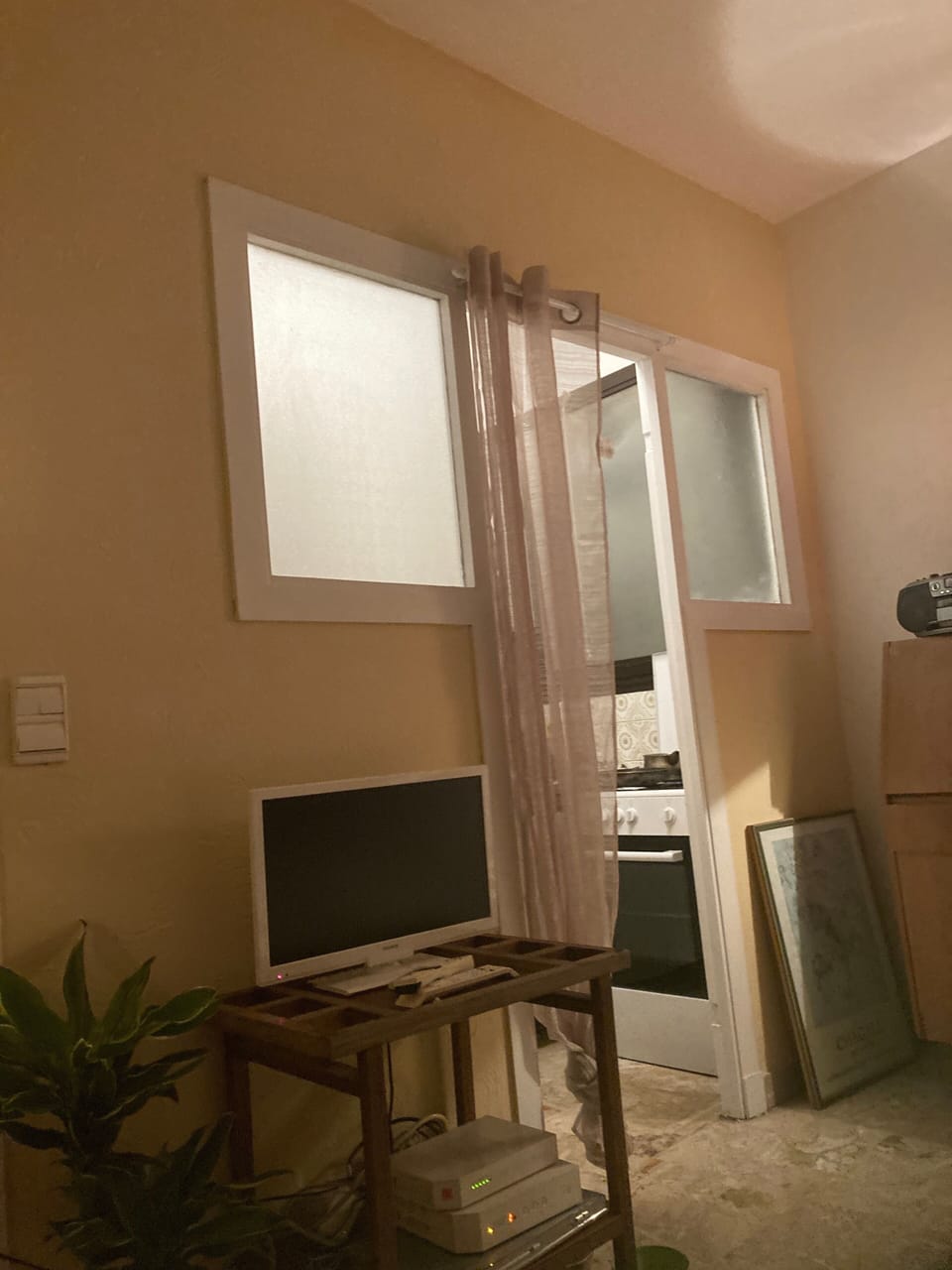 Newly painted walls, kitchen separation, cable TV.