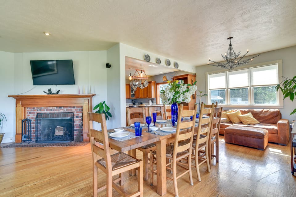 Dining Area | Dishware & Flatware Provided