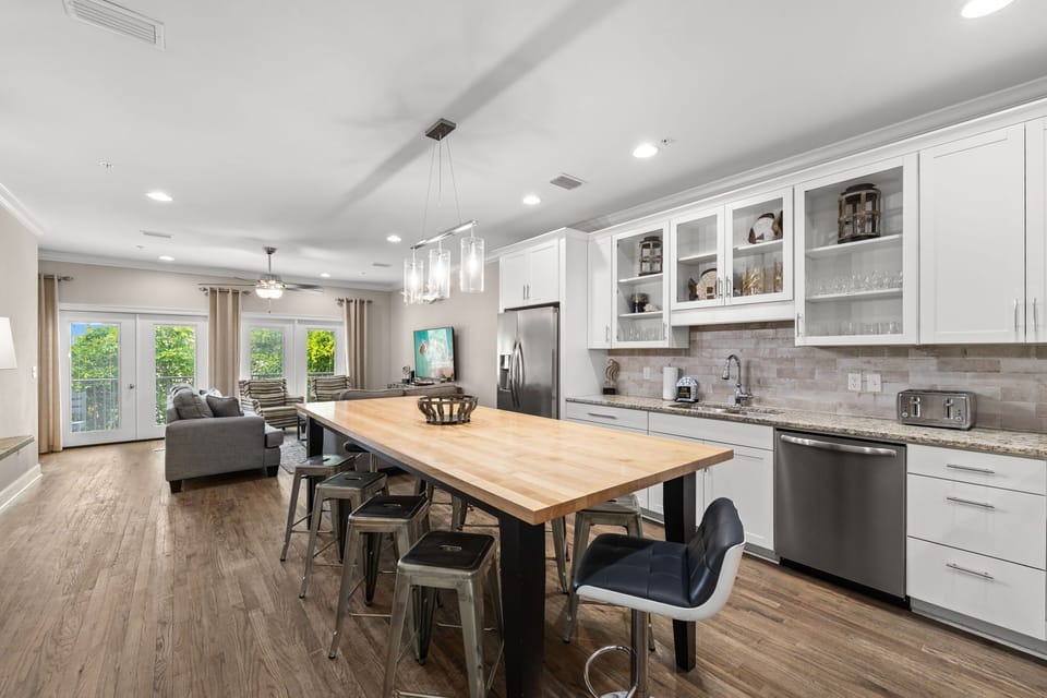 Spacious Kitchen With Island Bar