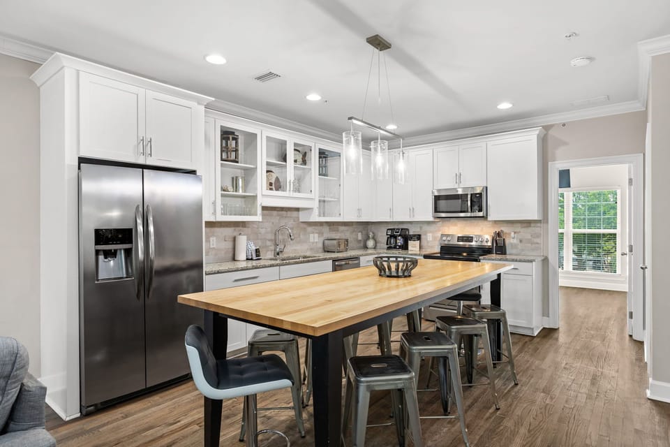 Spacious Kitchen With Island Bar