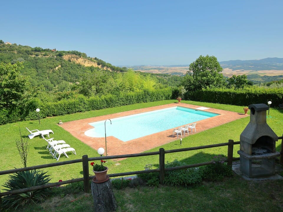 Sport Venue, Property, Swimming Pool, Grass, Real Estate, Leisure, Land Lot, Rural Area, Villa, Landscape