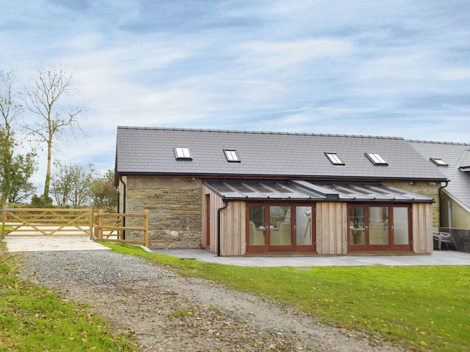 Lawned garden with patio, garden furniture and BBQ | Snowdrop Cottage - Penfeidr Cottages, Glanrhyd, near Newport