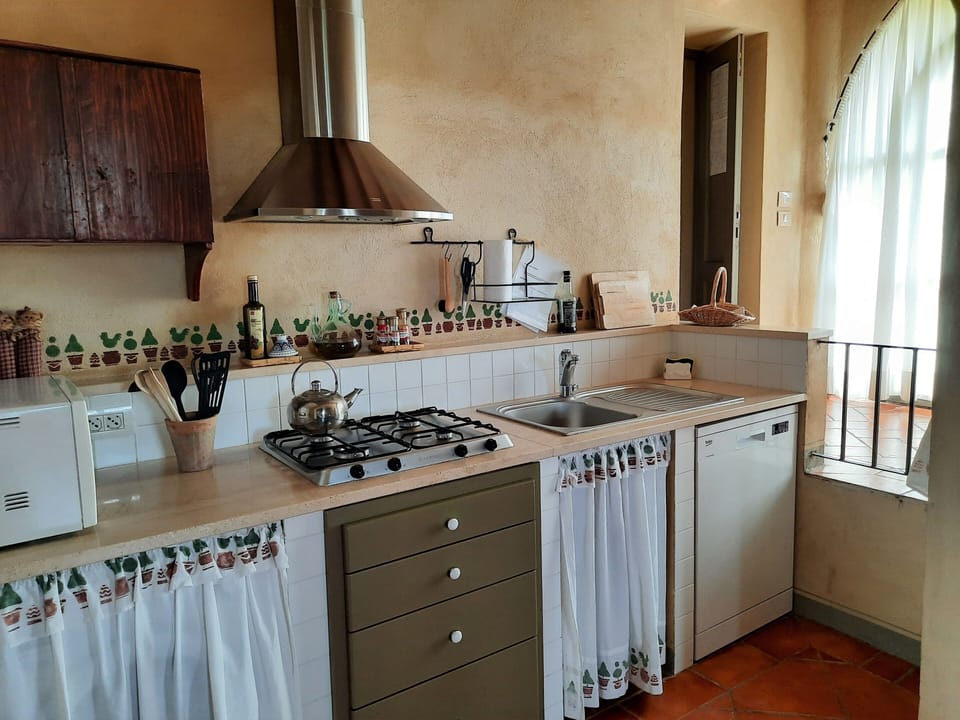 Kitchen : fridge-freezer, gas cooker, microwave, dishwasher, washer