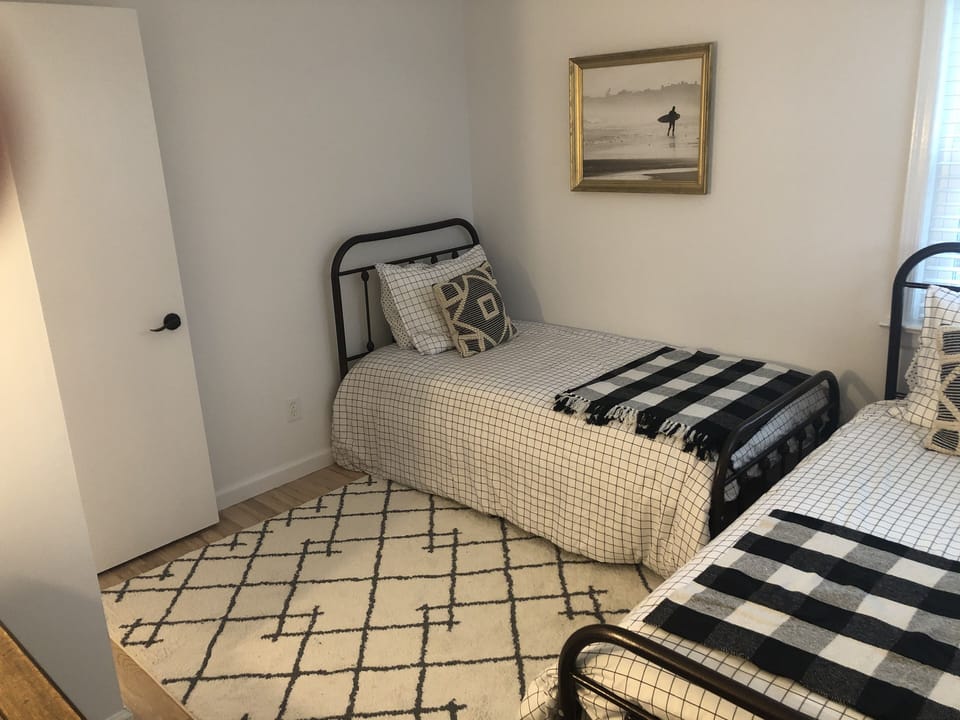 Bedroom 4 (two twin beds)