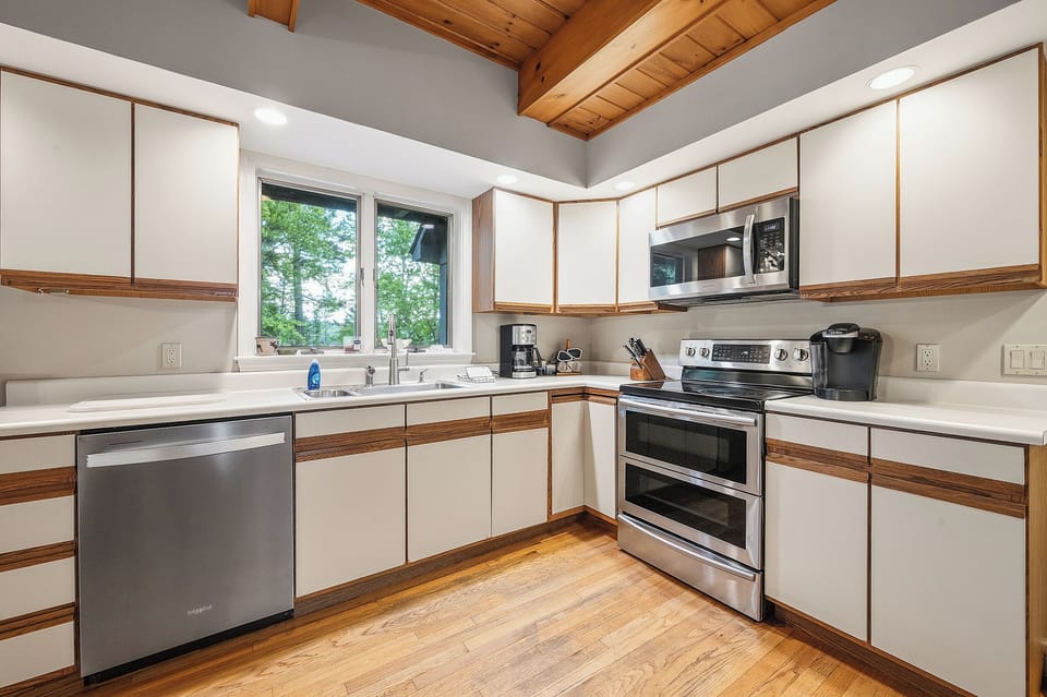 Standard & drip coffee maker, dishwasher, oven, microwave