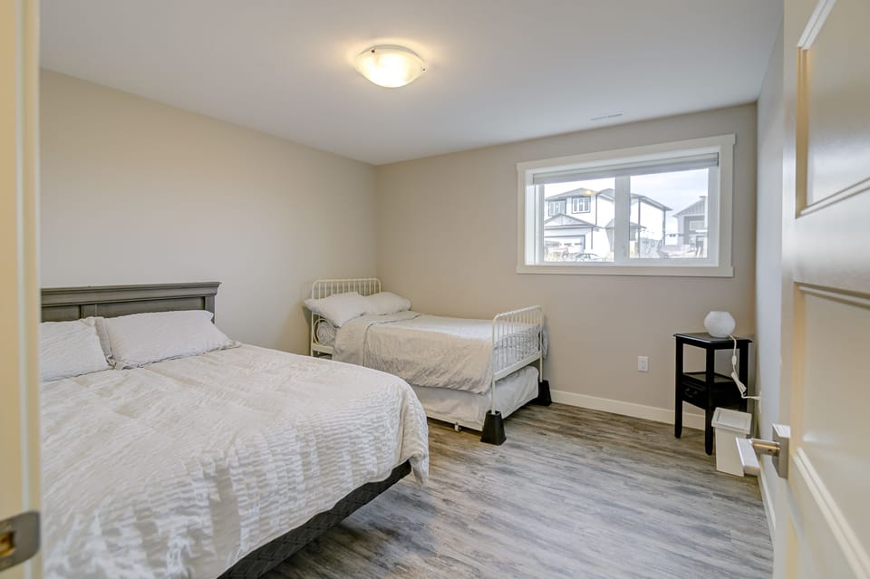 Queen sized bed.  Twin and Twin trundle, sleeps 4.