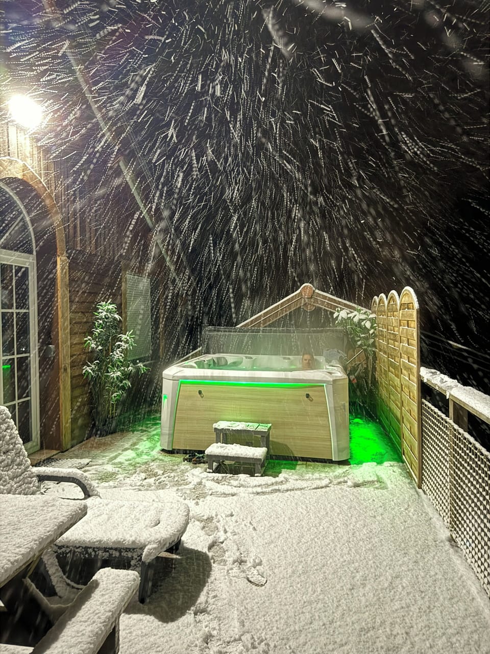 Outdoor spa tub