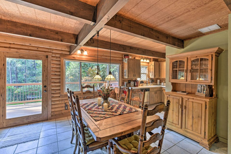 Dining Area | Dishes & Flatware Provided